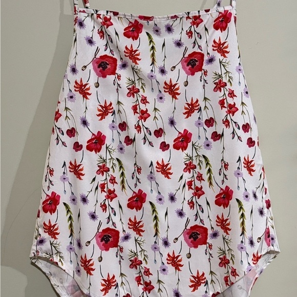 White and Red Smocked Pleated Tank Top - Picture 2 of 4